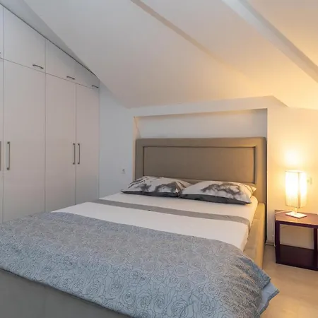 Pupa Apartment *
