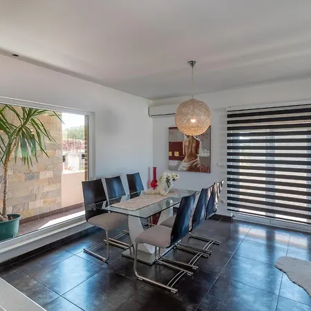 Pupa Apartment *